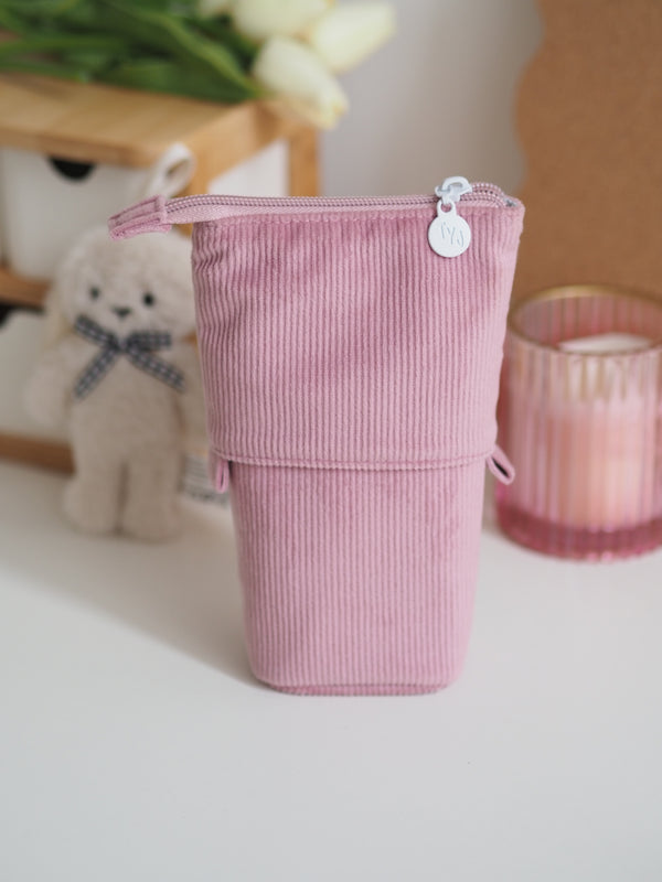 Federmäppchen classy aus Cord in Rosa neben Teddybär