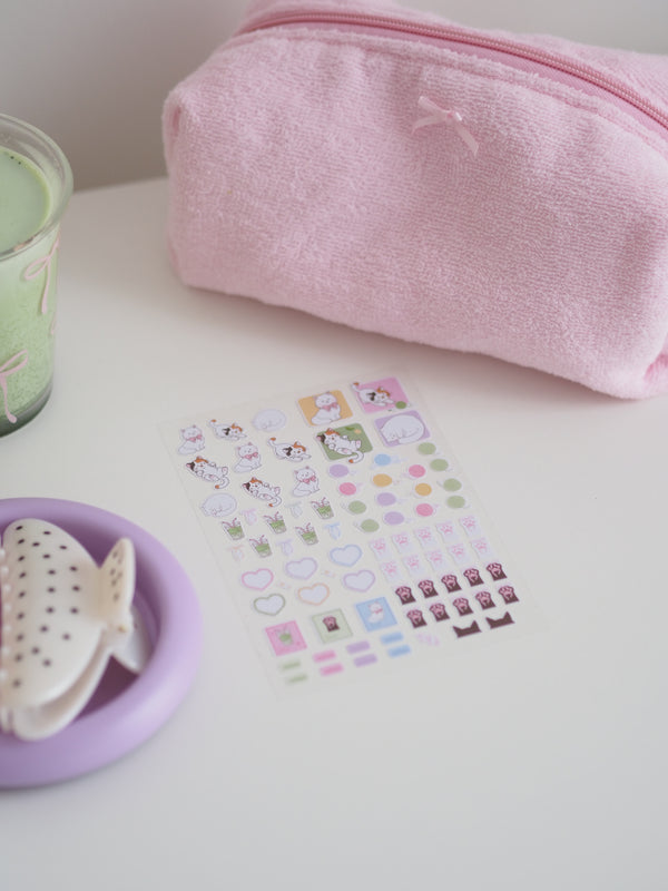 Sticker-Sheet Katze mit Katzen, Herzen und Briefmarken in Pastellfarben neben rosa Federmäppchen