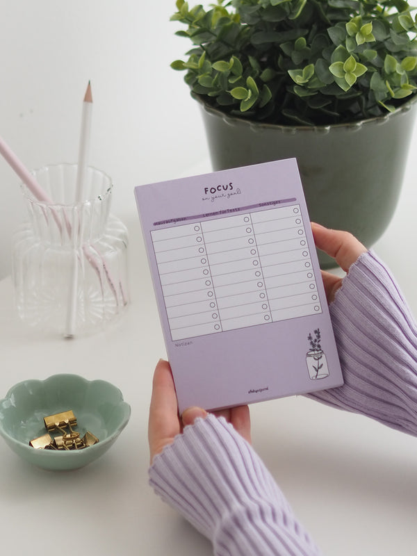Schul-Organizer A6 lovendel in Lila mit Focus-Liste in der Hand