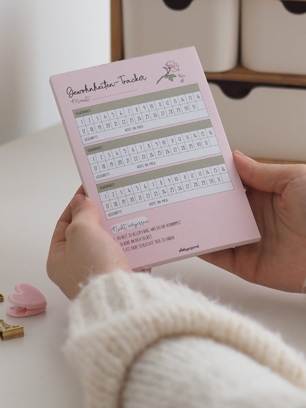 Gewohnheiten-Tracker A6 Rose in Rosa in der Hand