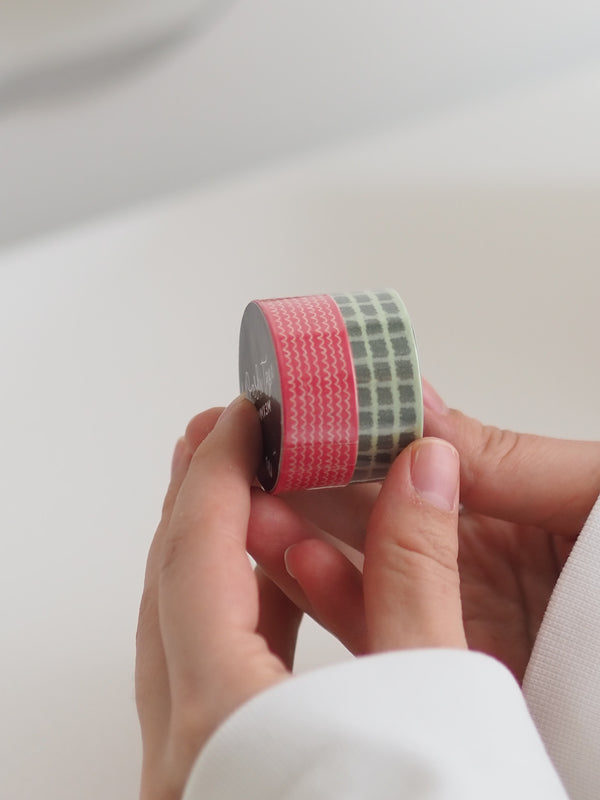 Washi-Tapes in Rot und Grün kariert in der Hand