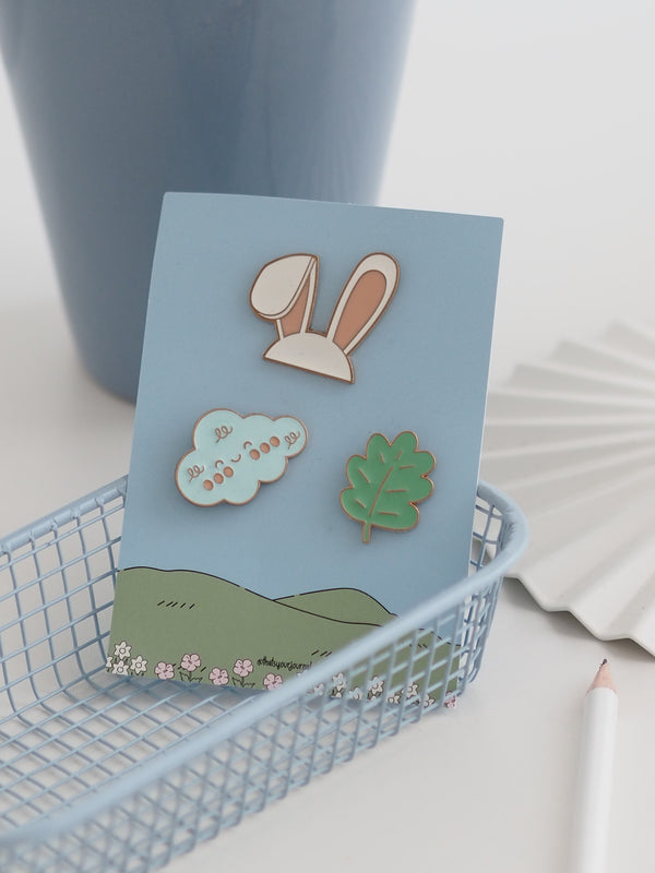 Pins Happy 3-teilig mit Hasenohren, Wolke und Blatt auf blauer Karte