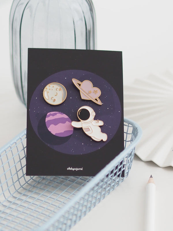 Pins Galaxy 3-teilig mit Planeten und Astronaut auf dunkler Karte