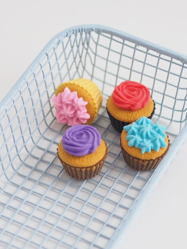 Radiergummis Cupcake in verschiedenen Farben im Drahtkorb