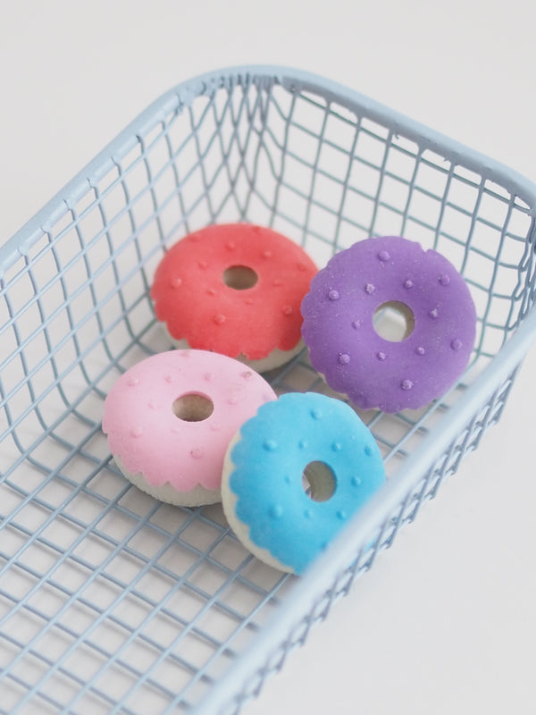 Radiergummis Donut in Rot, Lila, Rosa und Blau im Drahtkorb