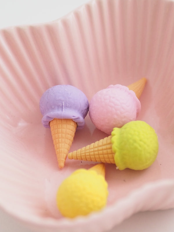 Radiergummis Eis in Lila, Rosa, Grün und Gelb in rosa Schale