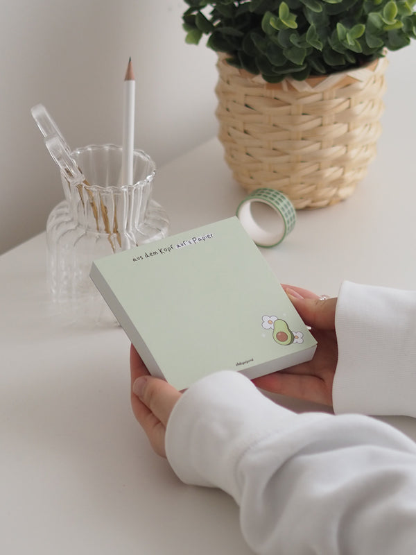 Notizblock A6-Quadrat Avocado in Hellgrün in der Hand