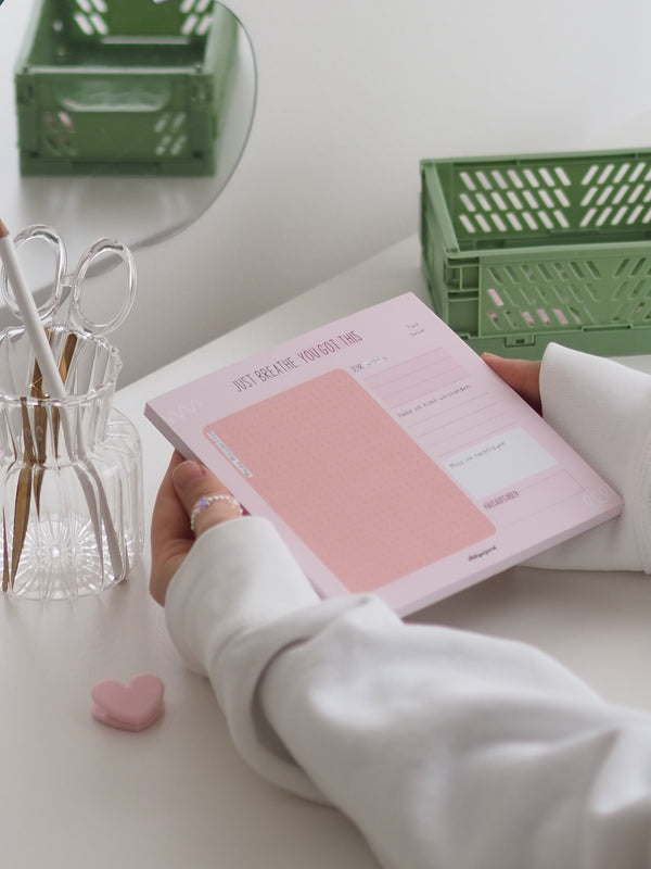 Mitschriften-Block A5-Quadrat in Rosa am Schreibtisch