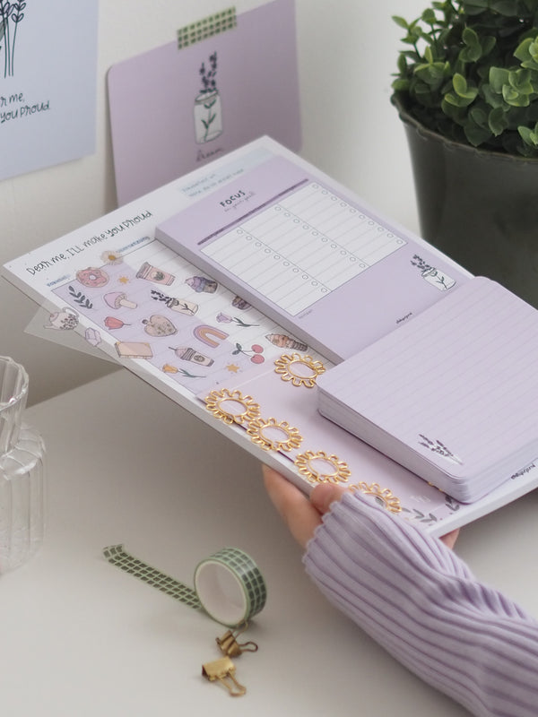 Lovendel-Set 7-teilig in Lila mit Planer, Notizblöcken, Stickern und Büroklammern
