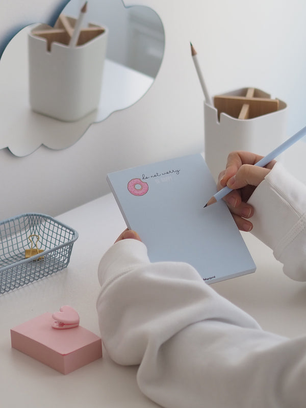 Notizblock A6 Donut in Hellblau beim Schreiben