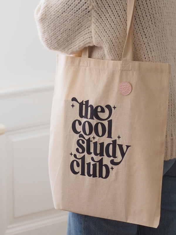 Tragebeutel-Set the cool study club mit Schriftzug über der Schulter getragen