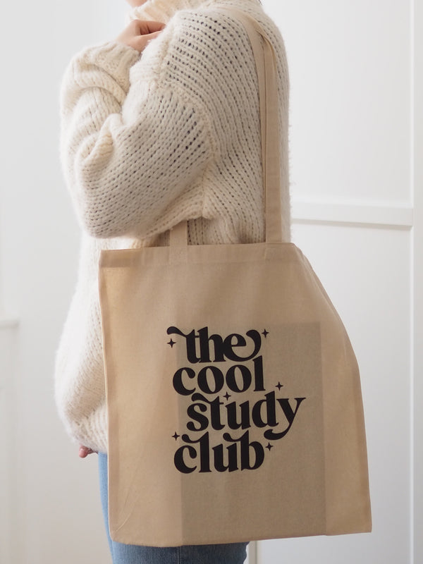 Tragebeutel the cool study club in Beige über der Schulter getragen