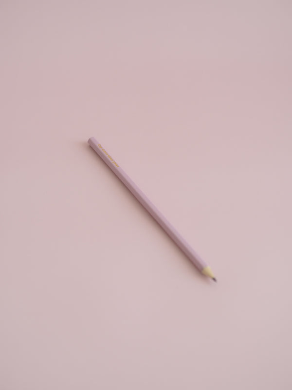 Bleistift in Altrosa auf rosa Hintergrund