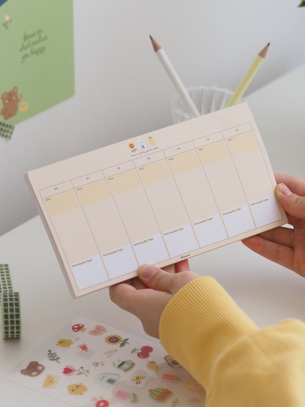 Wochenplaner sunny im Querformat mit Wochentagen in der Hand