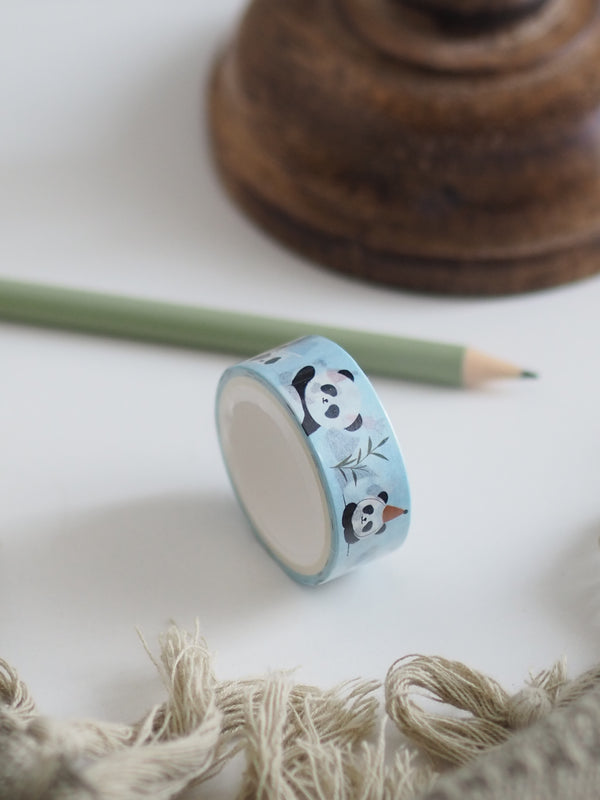 Washi-Tape Panda in Hellblau auf dem Schreibtisch