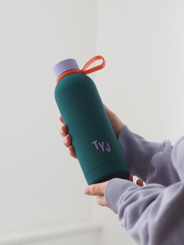 Trinkflasche TYJ in Dunkelgrün mit lila Deckel und Schlaufe