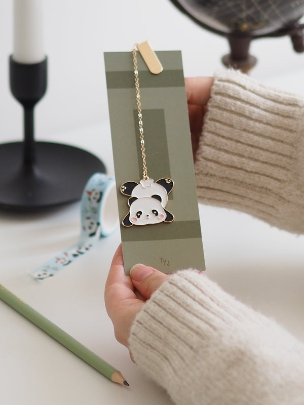 Lesezeichen Panda auf grüner Karte in der Hand