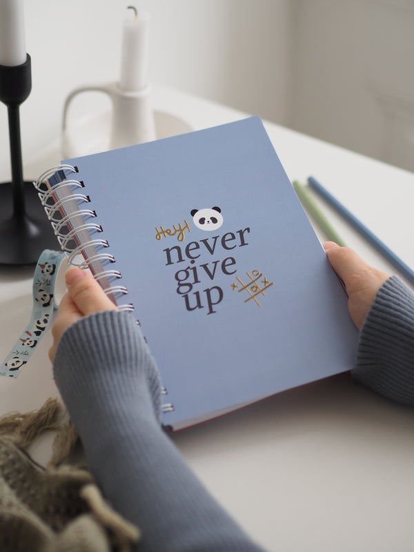 Lernplaner A5 Ringbuch never give up mit Panda in Hellblau