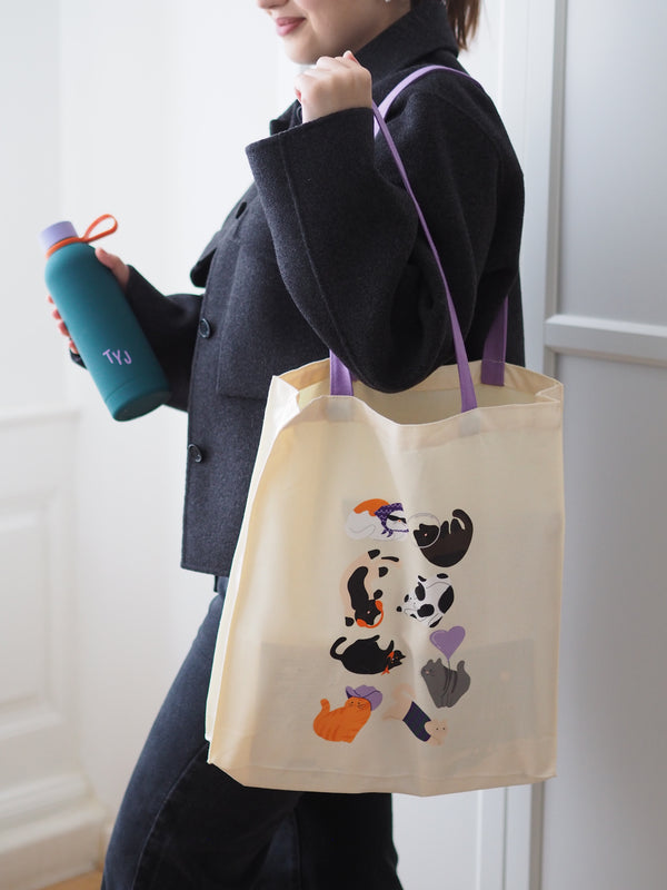 Tasche Katze aus Stoff mit Katzenmotiven über der Schulter getragen