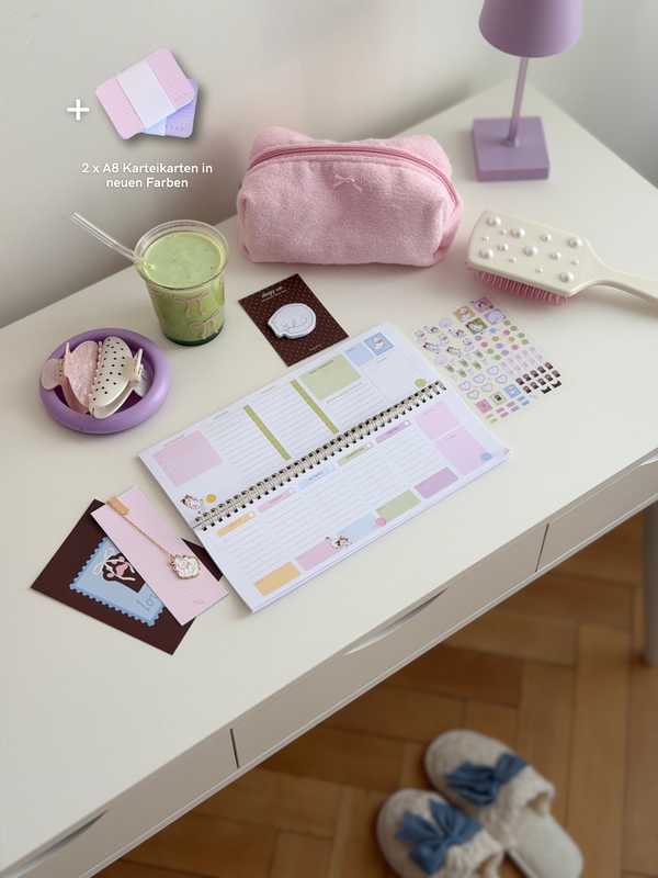 Katzen-Set von TYJ auf dem Schreibtisch: Wochenplaner, Sticker, Haftnotizen, Lesezeichen und rosa Federmäppchen